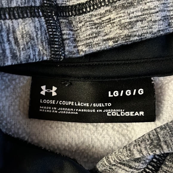 Under Armour size Large, cold gear. Pull over, hood, front kangaroo pocket - Picture 4 of 6